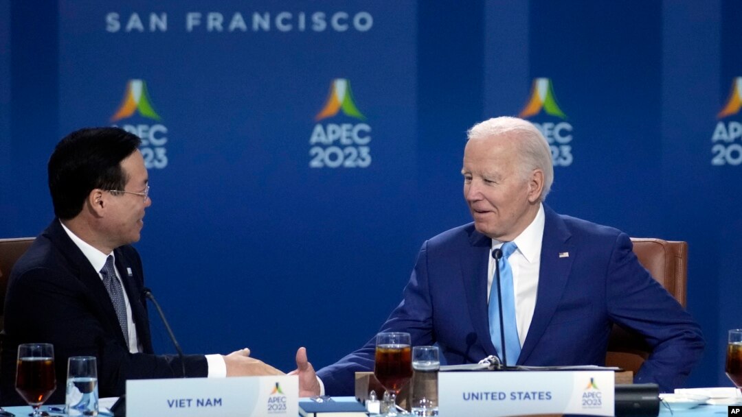 Predsjednik Joe Biden rukuje se s vijetnamskim predsjednikom Vo Van Thuongom tokom samita Azijsko-pacifičke ekonomske saradnje, 16. novembar 2023., u San Franciscu. (AP Photo/Godofredo A. Vásquez)