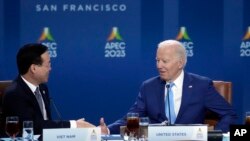 Predsjednik Joe Biden rukuje se s vijetnamskim predsjednikom Vo Van Thuongom tokom samita Azijsko-pacifičke ekonomske saradnje, 16. novembar 2023., u San Franciscu. (AP Photo/Godofredo A. Vásquez)