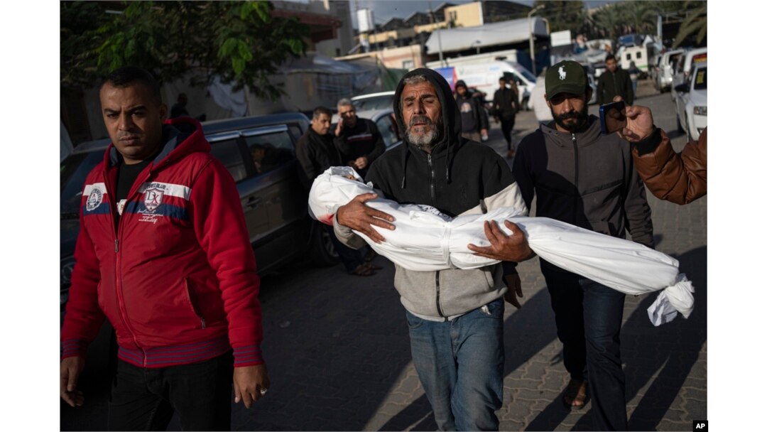 Palestinci žale za svojim najbližima ubijenim u izrealkom bombardovanju Pojasa Gaze, u bolnici u Kan Junisu, 21. novembra 2023.