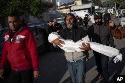 Palestinci žale za svojim najbližima ubijenim u izrealkom bombardovanju Pojasa Gaze, u bolnici u Kan Junisu, 21. novembra 2023.