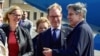Ngoại trưởng Mỹ Antony Blinken được Ngoại trưởng Thụy Điển Tobias Billstrom và Chủ tịch hội đồng thành phố Lulea Carina Sammeli chào đón khi ông đến tham dự cuộc họp của Liên minh châu Âu-Hoa Kỳ tại Sân bay Lulea, Thụy Điển, vào ngày 30 tháng 5 năm 2023.