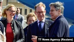 Ngoại trưởng Mỹ Antony Blinken được Ngoại trưởng Thụy Điển Tobias Billstrom và Chủ tịch hội đồng thành phố Lulea Carina Sammeli chào đón khi ông đến tham dự cuộc họp của Liên minh châu Âu-Hoa Kỳ tại Sân bay Lulea, Thụy Điển, vào ngày 30 tháng 5 năm 2023.