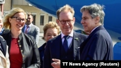瑞典外交部长托比亚斯·比尔斯特伦在机场欢迎美国国务卿前往参加欧盟--美国贸易与科技委员会会议。（2023年5月30日）