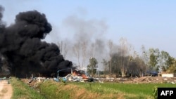 Asap hitam mengepul setelah ledakan terjadi di pabrik kembang api di dekat Sala Khao, provinsi Suphan Buri, Thailand pada 17 Januari 2024. (Foto: Handout/Thailand Novice Kaew Suphanburi Highway Rescue Association/AFP) 