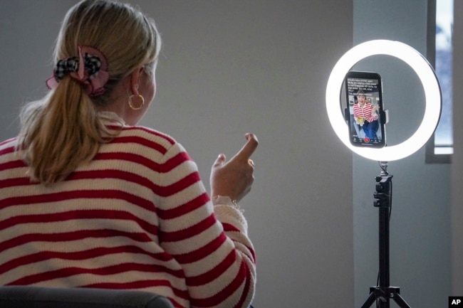Gen Z kerap disebut sebagai digital native, karena lahir dan tumbuh di era digital. Dalam foto ini, Olivia Empson, reporter The News Movement (TNM), kanal media sosial berita bagi konsumen Gen Z, membuat konten video menggunakan telepon genggamnya. (AP/Bebeto Matthews)