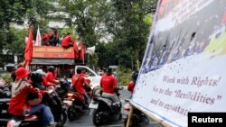 Aksi unjuk rasa para buruh memprotes Undang-Undang Cipta Kerja (omnibus law) di luar gedung Mahkamah Konstitusi, Jakarta, 2 Oktober 2023. (REUTERS/Willy Kurniawan)