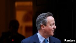 Mantan Perdana Menteri Inggris dan Menteri Luar Negeri Inggris yang baru diangkat, David Cameron, berjalan di luar 10 Downing Street di London, Inggris, 13 November 2023. (REUTERS/Suzanne Plunkett)