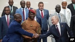 俄罗斯总统普京在圣彼得堡举行的俄罗斯非洲峰会上与莫桑比克总统纽西握手。（2023年年7月28日）
