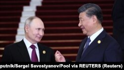 Presiden Rusia Vladimir Putin disambut oleh Presiden China Xi Jinping dalam forum Inisiatif Sabuk dan Jalan di Beijing, China, 17 Oktober 2023. (Foto: Sputnik/Sergei Savostyanov/Pool via REUTERS)