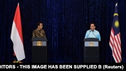 မလေးရှားဝန်ကြီးချုပ် Anwar Ibrahim နဲ့ အင်ဒိုနီးရှားသမ္မတ Joko Widodo တို့ မလေးရှားနိုင်ငံ Putrajaya မြို့က ဝန်ကြီးချုပ်နေအိမ် Seri Perdana မှာပြုလုပ်တဲ့ သတင်းစာရှင်းလင်းပွဲအတွင်း တွေ့ရစဉ် (ဇွန် ၈၊ ၂၀၂၃)
