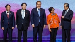 Từ trái sang: Ngoại trưởng Việt Nam Bùi Thanh Sơn, Ngoại trưởng Nhật Yoshimasa Hayashi, Ngoại trưởng Hàn Quốc Park Jin, Ngoại trưởng Indonesia Retno Marsudi và Trưởng ban chính sách đối ngoại của Đảng Cộng sản Trung Quốc Vương Nghị tại Hội nghị của ASEAN ở Jakarta ngày 13/7/2023.