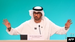 Rais wa COP28, Sultan Ahmed Al Jaber akizungumza na waandishi wa habari huko Dubai Desemba 4, 2023. Picha na KARIM SAHIB / AFP