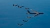 Pesawat pembom B-52H Angkatan Udara AS (tengah), jet-jet tempur F-16, jet tempur F-15K Angkatan Udara Korea Selatan, dan jet tempur F-2 Angkatan Udara Jepang, terbang dalam formasi selama udara gabungan dekat Semenanjung Korea, 22 Oktober 2023.