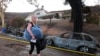 Casas y vehículos fueron consumidos por las llamas en San Bernardino, California, como consecuencia de un incendio forestal, el lunes 5 de agosto.&nbsp;