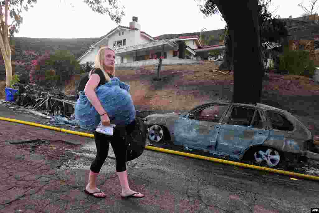 Casas y vehículos fueron consumidos por las llamas en San Bernardino, California, como consecuencia de un incendio forestal, el lunes 5 de agosto.&nbsp;