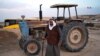 Un beduino posa junto a su tractor en la aldea de Sahabi, en el desierto del Néguev, en el suroeste de Israel, el 22 de noviembre de 2023. 