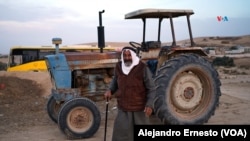 Un beduino posa junto a su tractor en la aldea de Sahabi, en el desierto del Néguev, en el suroeste de Israel, el 22 de noviembre de 2023. 