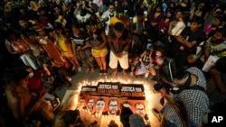 Arhiva - Domorodački narod i aktivisti Guarani prisustvuju bdenju u Sao Paulu, Brazil, 23. juna 2022, tražeći pravdu zbog smrti britanskog novinara Doma Filipsa i stručnjaka za starosedeoce Bruna Pereire.