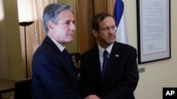国务卿安东尼·布林肯（左）在以色列特拉维夫与以色列总统艾萨克·赫尔佐格握手。 2023 年 3 日。