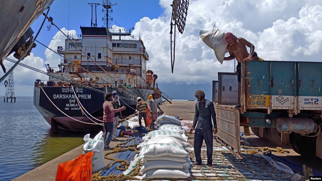 Công nhân đang bốc dỡ gạo xuất khẩu ở cảng Kakinada Anchorage thuộc bang Andhra Pradesh trước khi Ấn Độ ban hành lệnh cấm xuất khẩu gạo. [Ảnh minh họa]