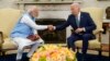 Presiden AS Joe Biden dan PM India Narendra Modi berjabat tangan saat bertemu di Oval Office Gedung Putih hari Kamis, 22 Juni 2023. 