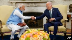 Presiden AS Joe Biden dan PM India Narendra Modi berjabat tangan saat bertemu di Oval Office Gedung Putih hari Kamis, 22 Juni 2023. 