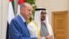 Presiden Uni Emirat Arab Mohammed bin Zayed Al Nahyan (kanan) berpose bersama Presiden Turki Recep Tayyip Erdogan di Abu Dhabi, pada 19 Juli 2023. (Foto: AFP/UAE's Ministry of Presidential Affairs )