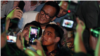 Putra sulung Presiden RI Joko Widodo, Gibran Rakabuming swafoto bersama masyarakat dalam acara Indonesia Memanggil Gibran pada Sabtu (21/10) di Tugu Proklamasi, Jakarta. (VOA/Indra Yoga)