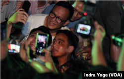 Putra sulung Presiden RI Joko Widodo, Gibran Rakabuming swafoto bersama masyarakat dalam acara Indonesia Memanggil Gibran pada Sabtu (21/10) di Tugu Proklamasi, Jakarta. (VOA/Indra Yoga)