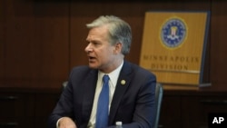 Direktur FBI Christopher Wray menjawab pertanyaan selama wawancara, Rabu, 21 Agustus 2024, di Brooklyn Center, Minn. (Abbie Parr/AP)