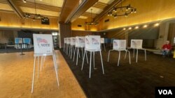 位于斯坦福大学特雷斯德中心的投票站内有20多张保护投票隐私的投票桌。（周星晨拍摄，2024年3月5日）