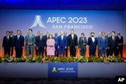 Para pemimpin berfoto bersama pada KTT tahunan Kerja Sama Ekonomi Asia-Pasifik, Kamis, 16 November 2023, di San Francisco. (Foto: AP)