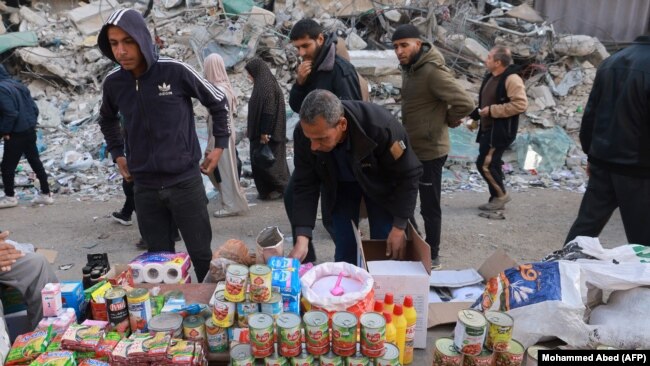 Filistinliler Refah kentinde gıda alışverişi yaptı.