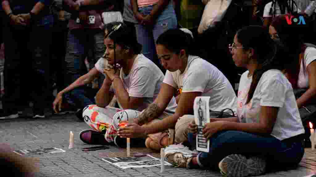 El miedo sigue presente en las calles de Venezuela. Muchos de los manifestantes se niegan a dar testimonios e identidad por la angustia de ser perseguidos por las fuerzas de seguridad del Estado venezolano.