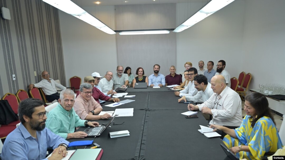 Las delegaciones de Colombia y el ELN en sus conversaciones de paz en la Habana, Cuba. [Foto: Cortesía].