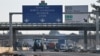 Seorang petani mengendarai traktor untuk ikut bergabung dalam aksi protes pemblokiran jalan di jalan raya A9 di Nimes, Prancis selatan, 29 Januari 2024. (Sylvain THOMAS / AFP)