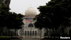 Bendera nasional Malaysia berkibar di depan Pengadilan Federal pada hari yang berkabut di Putrajaya, Malaysia, 6 Oktober 2015. (REUTERS/Olivia Harris)