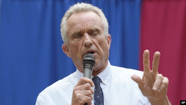 ARCHIVO - El aspirante presidencial demócrata Robert F. Kennedy Jr., habla en un evento de campaña el martes 22 de agosto de 2023 en Spartanburg, Carolina del Sur. (Foto AP/Meg Kinnard)