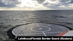 На снимке, предоставленном Пограничной службой Финляндии, видно финское судно «Турва», осуществляющее патрулирование Финского залива, недалеко от места, где было обнаружено повреждение газопровода Balticconnector. 10 октября 2023г. 