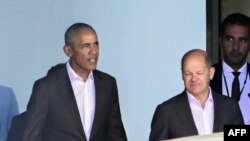 Бывший президент США Барак Обама (слева) и канцлер Германии Олаф Шольц (справа) в Берлине, 3 мая 2023 года.