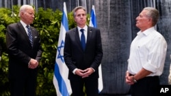 Prezidan Joe Biden ak Sekrete Deta Antony Blinken rankontre paran viktim yo ak sekouris Izrayelyen ki te afekte direkteman pa atak Hamas yo, 18 Oktob, 2023 nan Tel Aviv, Izrayel. 