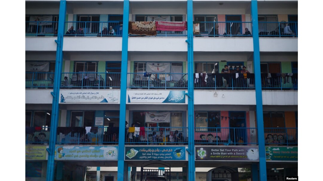 Sekolah yang dikelola PBB, di Kota Gaza menjadi tempat berlindung bagi warga Palestina yang meninggalkan rumah mereka di tengah serangan Israel, 8 Oktober 2023. (REUTERS/Mohammed Salem)