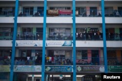 Sekolah yang dikelola PBB, di Kota Gaza menjadi tempat berlindung bagi warga Palestina yang meninggalkan rumah mereka di tengah serangan Israel, 8 Oktober 2023. (REUTERS/Mohammed Salem)