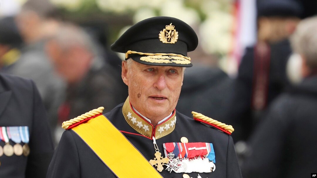 FILE - Raja Harald V dari Norwegia dan istrinya Sonja meninggalkan katedral Notre Dame setelah menghadiri pemakaman Grand Duke Jean dari Luksemburg, di Luksemburg, 4 Mei 2019. (AP/Francisco Seco)
