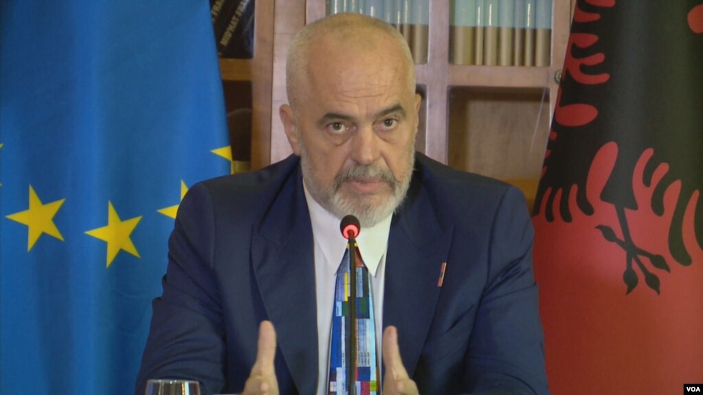 Kryeministri shqiptar Edi Rama duke njoftuar draftin për asociacionin e komunave me shumicë serbe në Kosovë