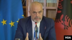 Kryeministri shqiptar Edi Rama duke njoftuar draftin për asociacionin e komunave me shumicë serbe në Kosovë