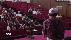 گروپێکی شانۆیی بەشێوەیەکی کۆمیدی کارەکانیان بە پرسە کۆمەڵایەتی و سیاسییەکان دەبەستنەوە