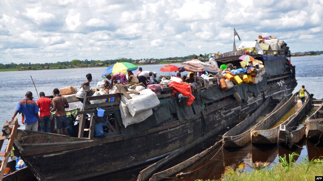 Sejumlah penumpang tampak menaiki kapal di Sungai Kongo di Mbandaka, di Republik Demokratik Kongo pada 9 Spetember 2018. (Foto: AFP/Junior Kannah)