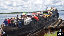 Sejumlah penumpang tampak menaiki kapal di Sungai Kongo di Mbandaka, di Republik Demokratik Kongo pada 9 Spetember 2018. (Foto: AFP/Junior Kannah)