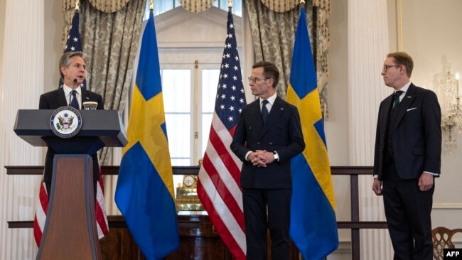 Tüm müttefiklerin desteğini sağlamaya yönelik sancılı bir sürecin son adımı olarak İsveç Başbakanı Ulf Kristersson Perşembe günü, nihai NATO’ta katılım belgelerini ABD hükümetine teslim etti.